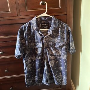 Abercrombie & Fitch men’s button down shirt, relaxed fit. Blue. Size small.